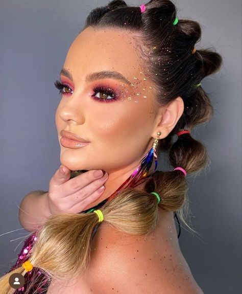 Trucco Glam, Y2k Makeup Looks, July Makeup, Music Festival Makeup, Carnaval Outfit, Coachella Makeup, Festival Make Up, Concert Makeup, Concert Hairstyles