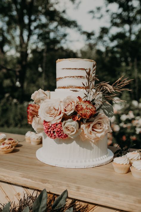 Semi-naked floral wedding cake | Boho Terracotta & Blush Wedding Inspiration featured on Pretty Little Vintage Co. | wedding decor | vintage wedding decor | boho wedding #wedding #weddinginspiration #weddingcakedesign #floralweddingcake Blush And Terracotta Wedding, Terracotta Wedding Cake, Cake Boho, Terracotta Blush, Wedding Decor Boho, Jordan Wedding, Blush Wedding Inspiration, Smith Wedding, Boho Wedding Cake