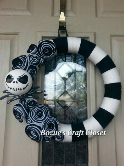 Jack Skellington Wreath, Nightmare Before Christmas Wreath, Nightmare Before Christmas Decorations, Halloween Memes, Diy Halloween Wreath, Halloween Pumpkins Painted, Fröhliches Halloween, Nightmare Before Christmas Halloween, Adornos Halloween