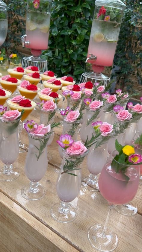 Cocktail Party Flowers, Cocktail Party Decor Ideas, Drinks With Flowers, Flower Bar Ideas, Flower Drinks, Party Cocktail Recipes, Mocktail Bar, Fancy Brunch, Best Summer Cocktails