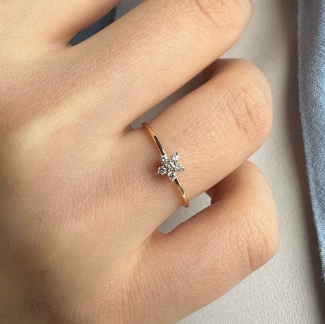 Gold Diamond Star Ring Minimal Genuine Diamond Ring Gold Flower VS Diamond Ring 14K Solid Gold Star Ring Five Diamond Star Shape Ring Minimal Diamond Ring, Minimal Rings, Minimalist Diamond Rings, Gold Initial Pendant, Ring Minimal, Minimal Gold, Gold Flower Ring, Zierlicher Ring, Gold Jewelry Simple