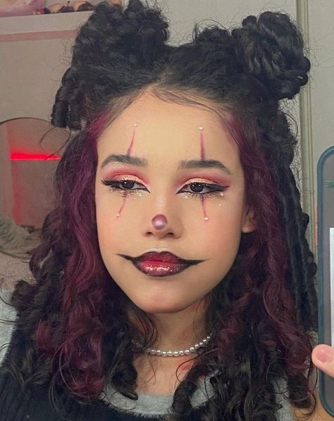 Makeup Ideas For Halloween Cute, Makeup Looks For Halloween Easy, Halloween Inspo Makeup, Easy Diy Clown Costume For Women, Scary Clown Halloween Makeup, Fantasia Pro Halloween, Simple Cute Clown Makeup, Fantasias Pro Halloween, Movie Makeup Looks