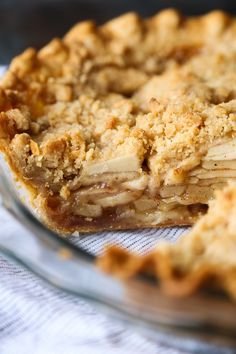 Chai Apple Pie is the perfect cozy twist on the classic! Buttery streusel makes it even better! Apple Crumble Pie Recipe, Sour Cream Apple Pie, Easy Apple Crumble, Apple Pie Recipe Easy, Apple Crumble Pie, Crumble Pie, Pie Crust Dough, Pie Crumble, Dessert Dips