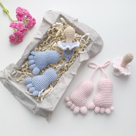 Baptism Favors Diy, Pacifier Crochet, Diy Baby Shower Gift, Future Parents, Pram Charms, Bebe Shower, Diy Baby Shower Gifts, Diy Bebe, Christening Favors