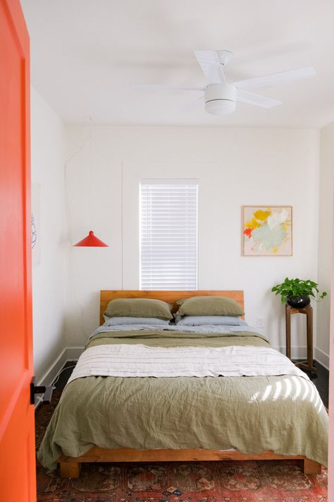 Minimal Mcm Bedroom, Pops Of Orange Bedroom, Scandinavian Eclectic Bedroom, Artsy Guest Bedroom, Mcm Bedroom Design, Eclectic Guest Room, Thuma Bed Decor Ideas, Small Mcm Bedroom, Small Colorful Bedroom