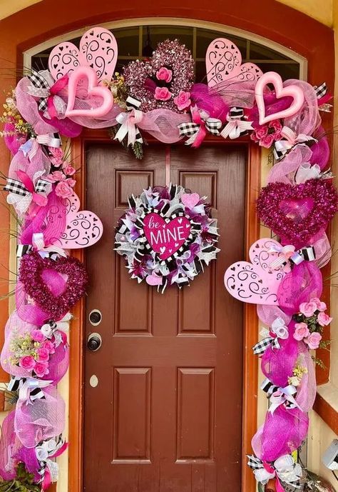 Valentines Outdoor Decorations, Valentine Cricut, Aesthetic Valentines, Saint Valentin Diy, Valentines Bricolage, Valentines Day Aesthetic, Valentine Door Decorations, Wine Basket, Valentine Garland