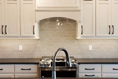 Cream subway tile backsplash with white grout. Cream Cabinets White Subway Tile, Cream Subway Tile Backsplash Kitchen, Cream Kitchen Backsplash Ideas, Backsplash For Cream Cabinets, Cream Subway Tile Backsplash, Beige Subway Tile Backsplash, Kitchen Backsplash With Cream Cabinets, Cream Backsplash Kitchen, Cream Tile Backsplash