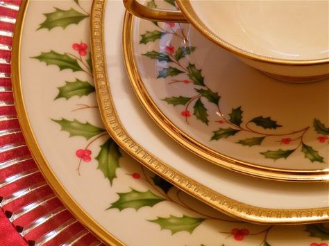 SEASONAL SIMPLICITY: A Lenox Holiday Tablescape Gold Table Setting, Holiday China, Holiday Tablescape, Lenox Christmas, English Christmas, Lenox Holiday, Christmas Vignettes, Christmas China, Christmas Dinner Table