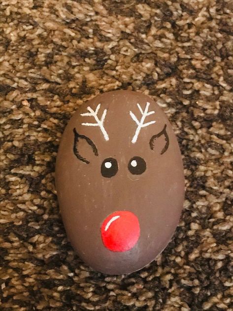 Reindeer Rocks Painted, Painting Rocks Christmas Ideas, Xmas Painted Stones, Easy Christmas Rock Painting, Rock Painting Ideas For Christmas, Christmas Stones Painting, Painting Rocks Christmas, Reindeer Rock Painting, Painting Christmas Rocks