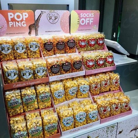 Discover a popcorn cafe in Indiana that has won awards for its gourmet popcorn and aesthetic. Check out the amazing food at this place. Gourmet Popcorn Bar, Popcorn Recipes Easy, Popcorn Packaging, Popcorn Shop, Gelato Shop, Snack Shop, Popcorn Bar, Candy Recipes Homemade, Flavored Popcorn