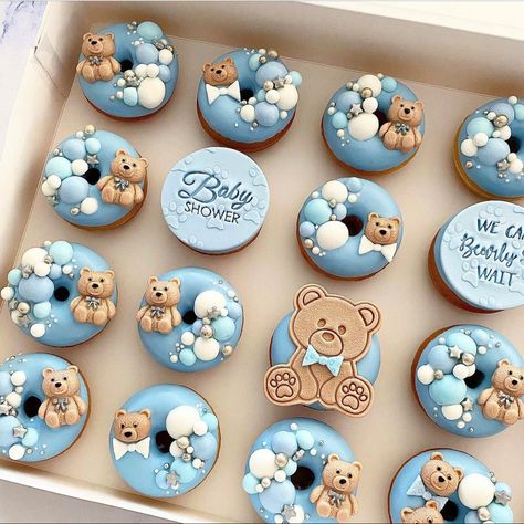 Simple Baby Shower Ideas, Bear Baby Shower Cake, Donut Decorating Ideas, Fancy Donuts, Best Baby Shower Ideas, Săpunuri Handmade, Baby Shower Sweets, Bear Baby Shower Theme, Decoration Patisserie