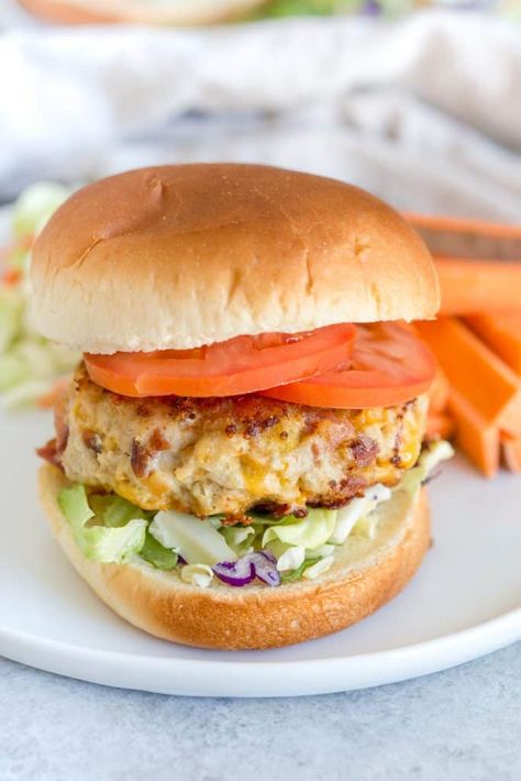 Easy Chicken Burger Recipe, Chicken Ranch Burgers, Bacon Burger Recipes, Buffalo Chicken Burgers, Bacon Ranch Chicken, Ranch Burgers, Ground Chicken Burgers, Bacon Burgers, Cheddar Burger