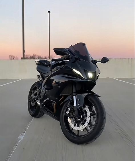 Black Sports Motorcycle, Sport Bike Aesthetic, Luxurious Motorcycles, Motor Sport Aesthetic, Motor Cycle Aesthetic, Motor Bike Aesthetic, Sports Bike Aesthetic, Street Bike Aesthetic, Yamaha R7 Black