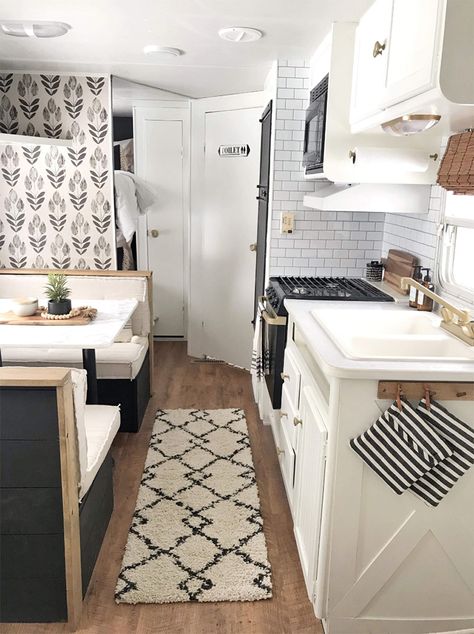 Tour this budget-friendly farmhouse camper that was transformed for $500 by Proverbs31Girl! Featured on MountainModernLife.com Camper Painting, Farmhouse Camper, Glamper Camper, Glamping Ideas, Camper Reno, Camping Vintage, Camper Trailer Remodel, Vintage Camper Remodel, Caravan Renovation