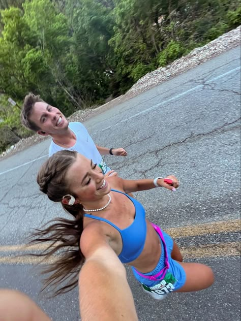 Fall Exercise Outfits, Marathon Astetic, Running In Summer, Half Marathon Vision Board, Isabelle Jensen Running, Running A Half Marathon, Running Half Marathon Aesthetic, Matching Running Outfits, Marathon Picture Ideas