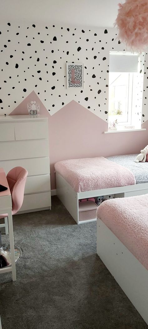 Polka Dot Room Decor Girls Bedroom, Dalmatian Bedroom Ideas, Black And Pink Girls Room, Girls Bedroom Ideas Paint, Paint Ideas For Girls Bedroom, Dalmation Bedroom, Toddler Girl Bedroom Paint Ideas, Spotty Wall, Black And White Girls Room