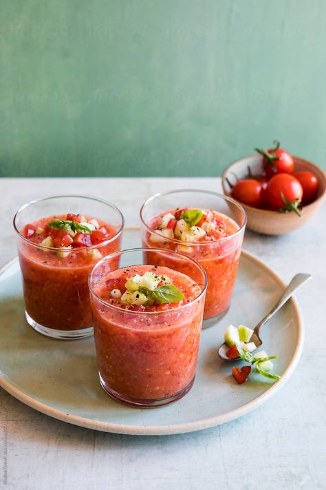 Gazpacho Recept, Gazpacho Soup, Spanish Summer, Mallorca Wedding, Food Soup, Summer Soiree, Summer Food, Gazpacho, Menu Ideas