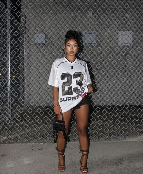 Instagram Baddie Outfit, Outfit Night Club, Dunks Outfit, Football Game Outfit, Basketball Clothes, Jersey Outfit, Cute Swag Outfits, Gaming Clothes, Baddie Outfits Casual