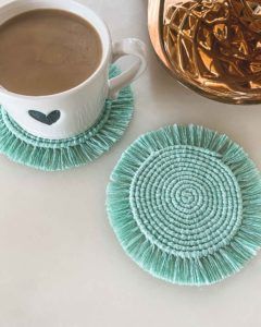 Easy Macrame Coasters, Macrame Coaster Pattern, Macrame Round Coaster, Easy Macrame Coasters Diy, Diy Macrame Coasters Tutorial, Round Macrame Placemat Diy, Macramé Coster, Handmade Easy Gifts, Macrame Coaster Tutorial