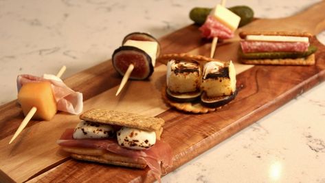 The Potash Twins dropped by "GMA3" to share three recipes for savory s'mores. Savory Smores Campfire, Savory Smores Board, Savoury Smores, Savory Smores Cheese, Cheese Smores, Savory Smores, Savoury Dips, Smores Bar Party, S'mores Tray