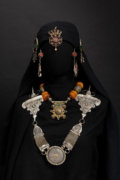 Historical Lesbians, Amazigh Jewelry, Culture Dress, Middle Eastern Jewelry, Epic Clothing, Hippie Accessories, Berber Jewelry, Moroccan Jewelry, Vintage Silver Jewelry