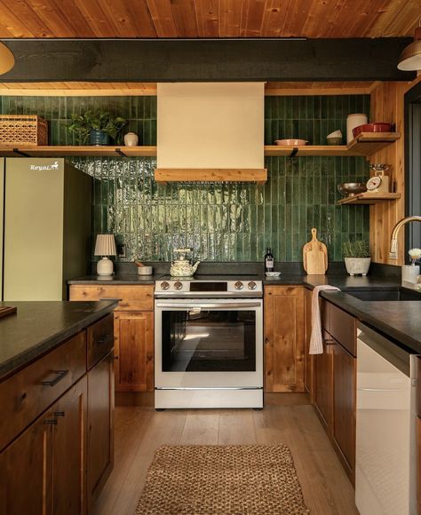 Evergreen Kitchen, Retro Cabin, 70s Kitchen, Mcm Kitchen, Office Paint, Modern Kitchen Ideas, Green Kitchen Cabinets, Cabin Kitchens, Mid Century Modern Kitchen