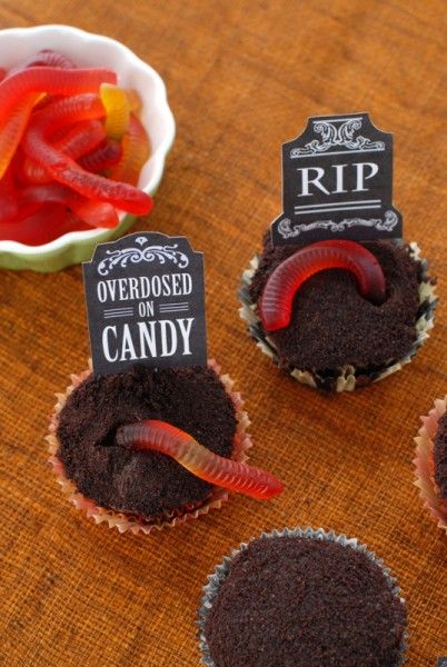 Doce Halloween, Comidas Halloween, Graveyard Cupcakes, Halloween Candy Table, Halloween Ideias, Labu Halloween, Pelottava Halloween, Tårta Design, Läskig Halloween