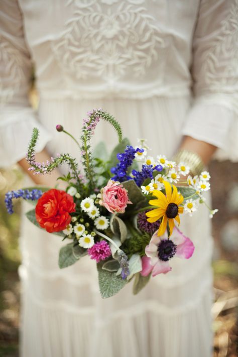 Simple Bridesmaid Bouquets, Bouquet Champetre, Summer Wedding Bouquets, Montana Wedding, Boho Chic Wedding, Wildflower Bouquet, Wildflower Wedding, Summer Wedding Dress, Wedding In The Woods