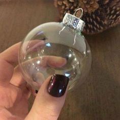 Diy Christmas Ornaments Clear Plastic Balls, Decorating Plastic Ornament Balls, Diy Clear Ball Ornaments, Decorate Christmas Balls, Diy Christmas Globe Ornaments, Midge Podge Ornaments, Diy Ball Ornaments Christmas, Family Ornaments Diy, Diy Ball Ornaments