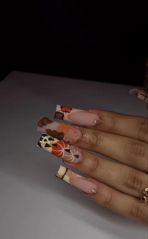 By @glambylez Thanksgiving Nails Pumpkin, Fall Nail Sets Black Women, Red Pumpkin Nails, Fall Acrylic Nails Black Women, Fall Multicolor Nails Acrylic, Autumn Nail Inspo Short, Fall Nails Pumpkins, Short Cute Fall Nails, Fall Theme Nails Acrylic