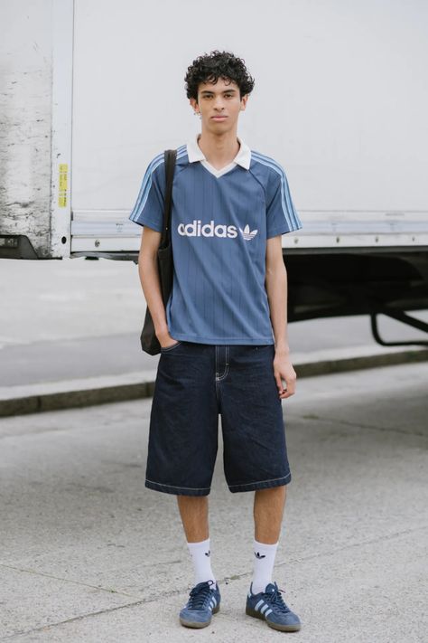 They Are Wearing: Milan Fashion Week Men's Spring 2025 Street Style Photos [PHOTOS] Adidas Street Style, Men Street Outfit, Sport Street Style, Milan Fashion Week Men, Sport Style Men, Street Wear Outfits, Street Style Photos, Summer Street, Street Style Summer