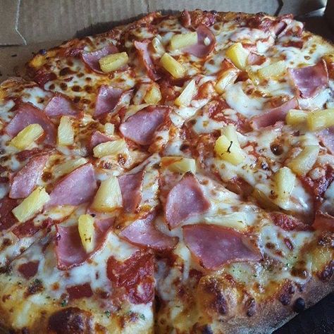 Homemade Hawaiian Pizza, Hawaiian Pizza Recipe, Ham And Pineapple Pizza, Ham And Pineapple, Puff Pastry Pizza, Ham Pizza, Food Experiments, Pineapple Pizza, Pizza Pie