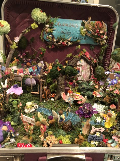 Kennedie’s suitcase fairy garden. Fairy Garden Library, Fairy Garden Diorama, Fairy Teacup Garden, Chucky Drawing, Fairy Dollhouse, Dinosaur Garden, Fairy Garden Containers, Teacup Gardens, Bookshelf Art