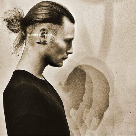 Mads Mikkelsen Curly Man Bun, Curly Man, Man Bun Haircut, Man Bun Undercut, Men Undercut, Man Bun Hairstyles, Undercut Long Hair, Top Knot Hairstyles, Men's Long Hairstyles