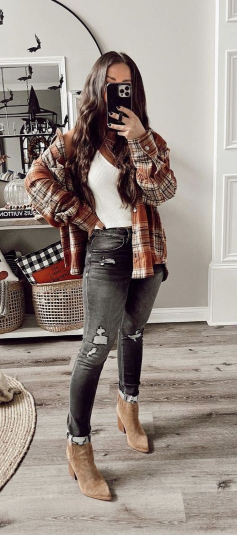 Cute Women Winter Outfits, Cute Outfits Winter Going Out, Cute Fall Styles For Women, Fall Concert Outfits Women, Leather Skirt Crop Top Outfits, Neutral Outfits For Women, Womens Fall And Winter Outfits, Fall Outfits Simple Casual, Fall 2923 Outfits