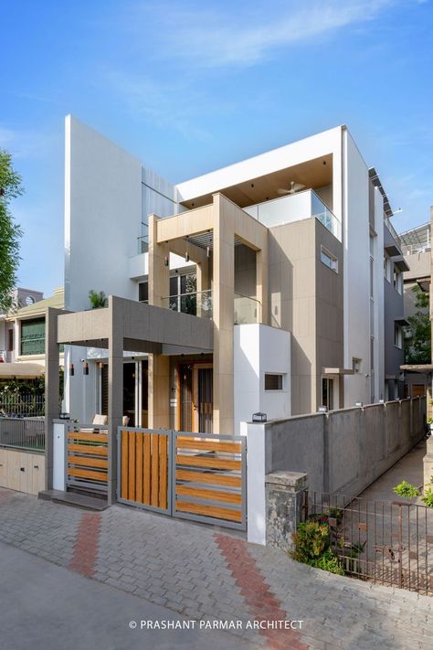 Tiles Facade, Prashant Parmar, Residence Exterior, 2 Bedroom House Design, Narrow House Designs, Small Bungalow, Brick Cladding, Small House Elevation Design, Modern Bungalow House