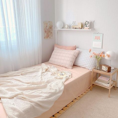 Soft Pink Room, Bedroom Ideas For Small Rooms Cozy, Pastel Room, Pinterest Room Decor, Study Room Decor, Minimalist Room, Room Design Bedroom, Dream Room Inspiration, Room Makeover Bedroom