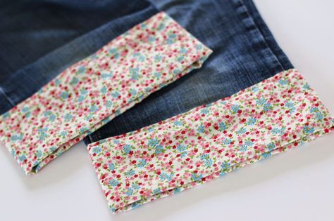 Pretty fabric turn-up jean hems Jeans Turn Up, Jeans Cuff Hacks, Jean Hems Ideas, Refurbished Clothes, Jeans Decorados, Shorten Jeans, Redesigned Clothes, Turn Up Jeans, Denim Hacks