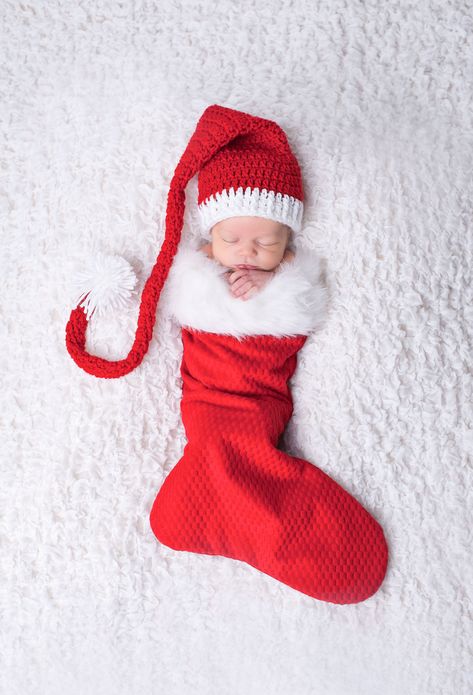 Holiday Baby Pictures, Newborn Christmas Pictures, Baby Holiday Photos, Baby Christmas Photography, Newborn Christmas Photos, Christmas Baby Pictures, طفلة حديثة الولادة, Baby Boy Newborn Pictures, Baby Milestones Pictures