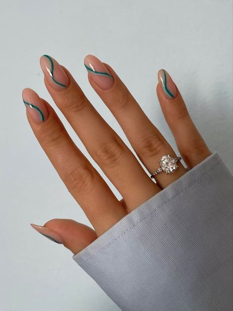 Nails with minimalist lines Simple Nails Lines, Line Nail Art Designs Stripes, Nail With Minimal Design, Line Art Short Nails, Simple Nail Design Lines, Gel Nails Lines Art Designs, Simple Nails With Lines, Easy Nail Line Designs, Line On Nails Design