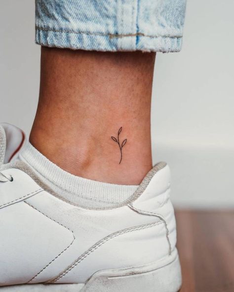 Tattoo Ideas Female Ankle, Cute Dainty Tattoos, Small Tattoo Ideas Female, Female Arms, Herz Tattoo Klein, Dainty Flower Tattoos, Minimalist Symbols, Cute Ankle Tattoos, Meaningful Symbols