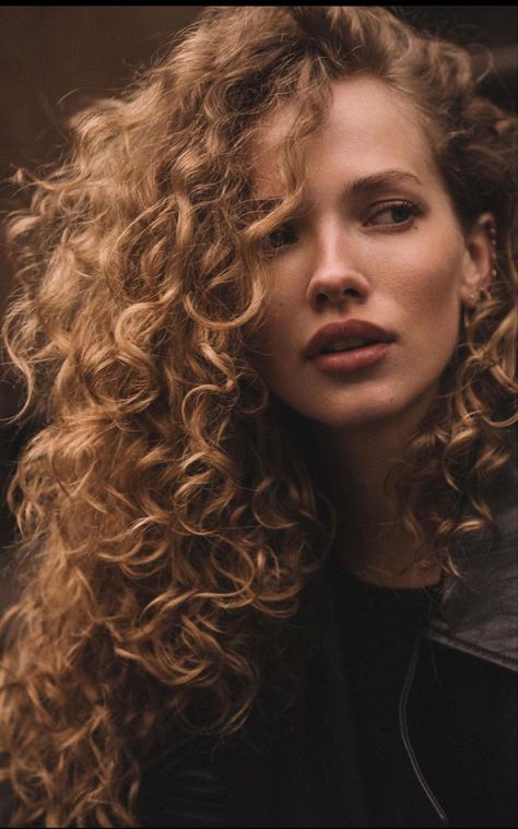 Photographie Glamour Vintage, Tanya Kizko, Curly Hair Model, Spring Walk, Blonde Curly Hair, Blonde Curls, Honey Hair, Curly Hair Women, Curly Hair Inspiration