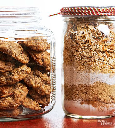 Keep things sweet but still good for you. These coconut oatmeal cookies have a dose of high-fiber flaxseed -- a great (and delicious) source of fiber. Oatmeal Cookies In A Jar, Chopped Party, Mason Jar Cookie Recipes, Mason Jar Cookies Mix, Cookies In A Jar, Oatmeal Coconut Cookies, Mason Jar Desserts, Mason Jar Cookies, Coconut Oatmeal