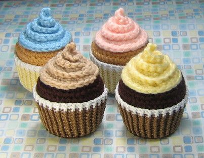 Cupcake Crochet Pattern by stripeyblue, via Flickr Crochet Desserts, Knitted Cakes, Crochet Cupcakes, Cupcake Crochet, Cupcake Crafts, Crochet Cake, Crochet Cupcake, Crochet Mignon, Toy Food