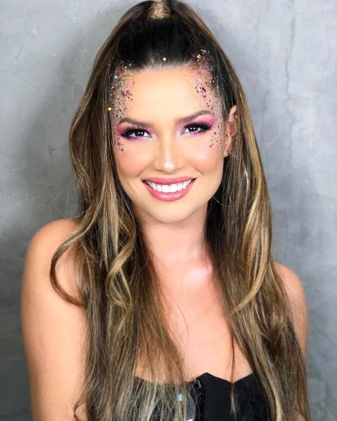 Carnaval Makeup Aqui Temos as melhores Informações Acesse nosso Blog Glitter Carnaval, Hair Down Styles, Makeup Bar, Make Carnaval, Concert Makeup, Galaxy Makeup, Concert Hairstyles, Carnival Makeup, Face Art Makeup