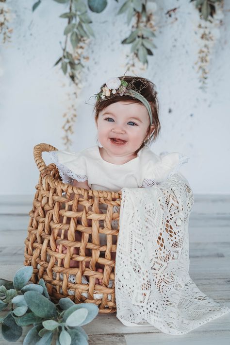 Boho 6 Month Photoshoot, 6 Month Photoshoot Ideas Babygirl, Boho First Birthday Photoshoot, Babygirl Photoshoot Ideas, 5 Month Photoshoot, 6 Month Baby Picture Ideas, Photo Bb, Diy Newborn Photography, طفلة حديثة الولادة