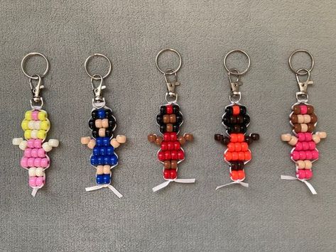 Custom Beaded Girl Keychain #BeadingPatterns #BeadingPatternsFree #BeadingPatternsFreeTutorials Pony Bead Jewelry, Ribbon Lanyard, Bead Lizard, Fun Party Favors, Girl Keychain, Safety Pin Crafts, Pony Bead Projects, Pony Bead Crafts, Girls Keychain