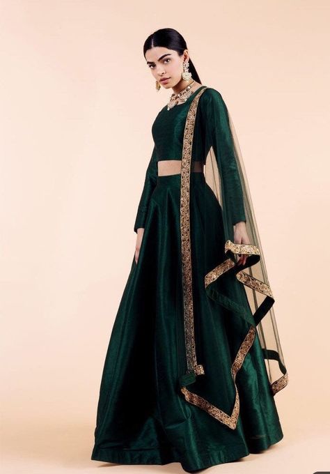 silk flaired skirt flaired skirt lehenga with underlining blouse design can be made as needed with sleeves or without sleeves for blouse stitching please contact us we offer free tailoring made to your size and needs plus sizes can be made too thanks Dark Green Lehenga, Lengha Dress, Indian Bridesmaids, Reception Lehenga, Indian Lehenga Choli, Green Lehenga, Lehenga Skirt, Indian Lehenga, Indian Blouse