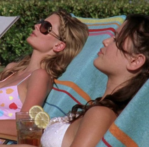 00s Movies, Summer The Oc Icon, Summer Roberts Aesthetic, The Oc Aesthetic, Summer Roberts Icons, Marissa Cooper And Summer Roberts, The Oc Aesthetic Beach, Summer The Oc, The Oc Memes Funny