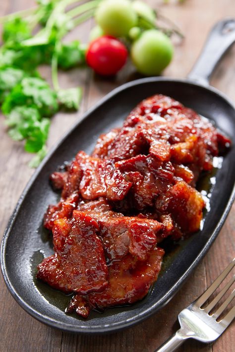 Tocino, or Filipino Bacon is a delicious sweet and savory breakfast treat that's easy to make and addictively good. Tocino Recipe, Chicken Tocino, Filipino Breakfast, Filipino Street Food, Philippines Food, Clam Recipes, Filipino Dishes, India Food, Pinoy Food